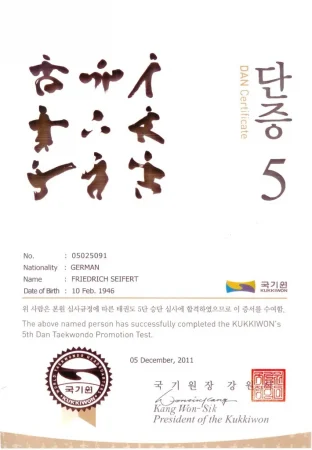 „Diese Urkunde stellt eine Auszeichnung für die herausragenden Tätigkeiten - bei der Verbreitung sowie Ausbildung und Entwicklung von Taekwondo dar“